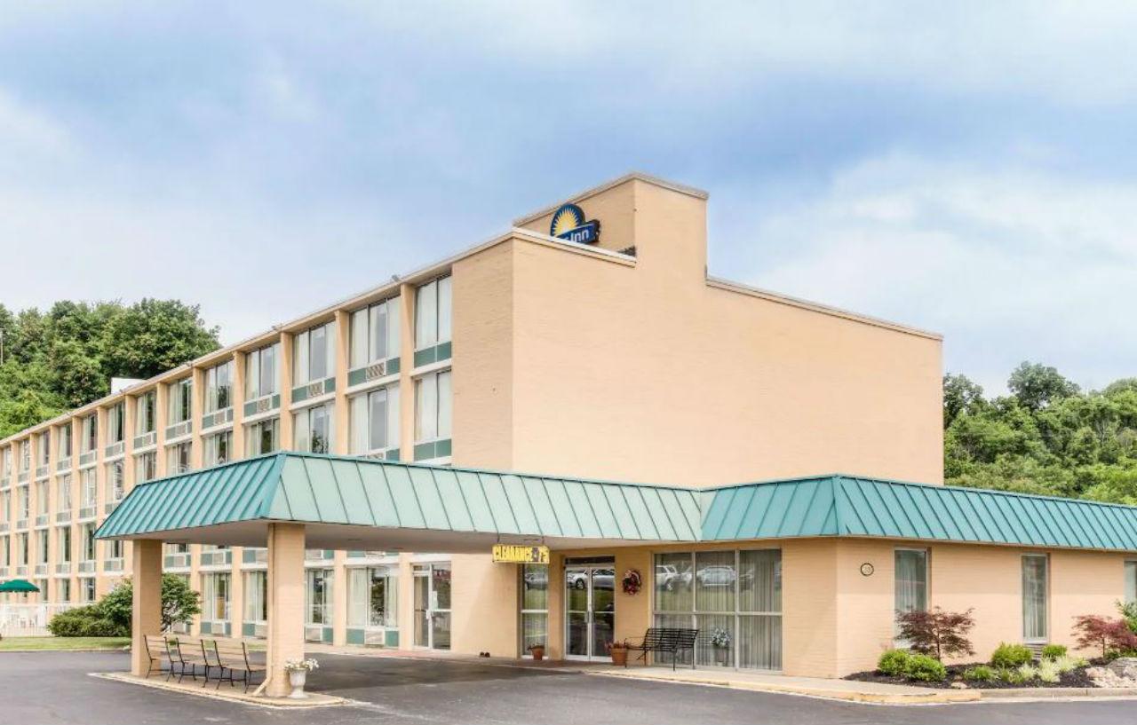 Days Inn By Wyndham Cambridge Exterior photo
