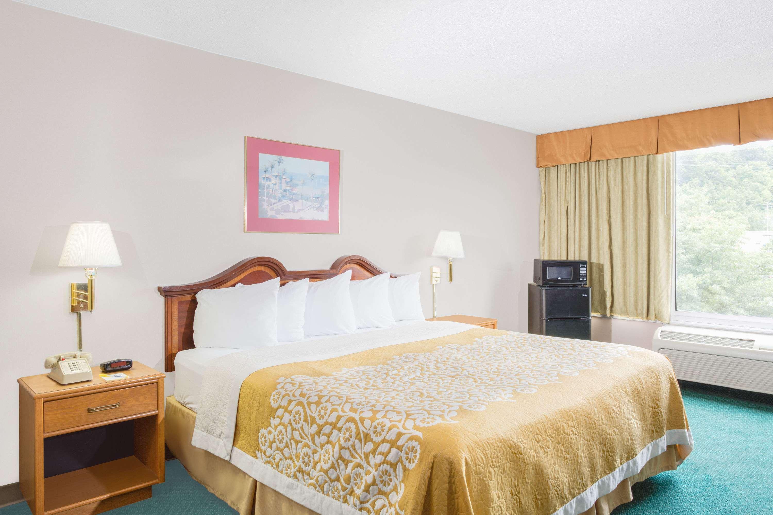 Days Inn By Wyndham Cambridge Exterior photo