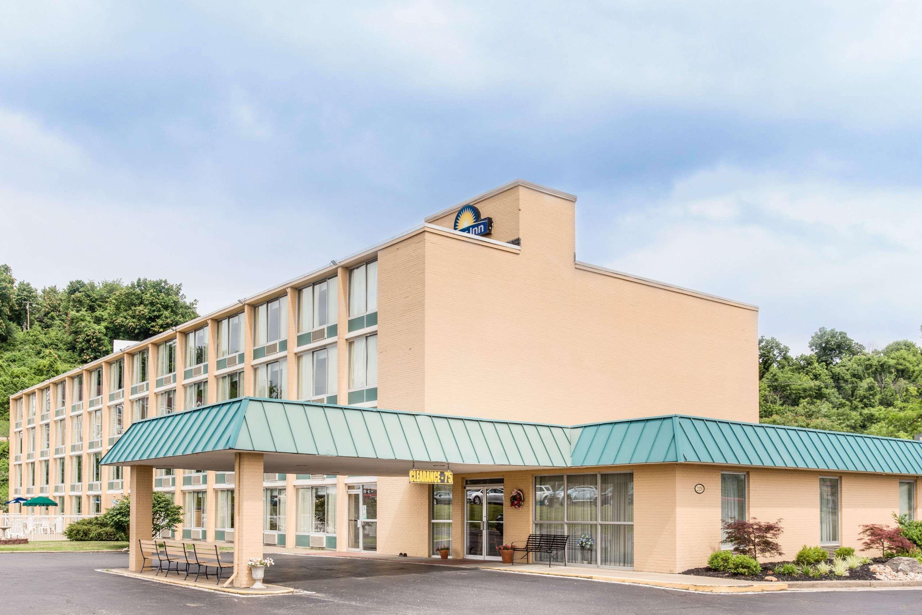 Days Inn By Wyndham Cambridge Exterior photo