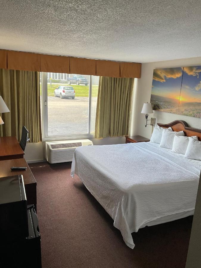 Days Inn By Wyndham Cambridge Exterior photo